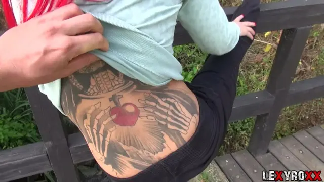 Trainer vögelt mich im Park, erwischt beim Sex