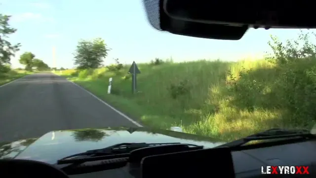 Sein Schwanz gleitet in mein junges Fötzchen