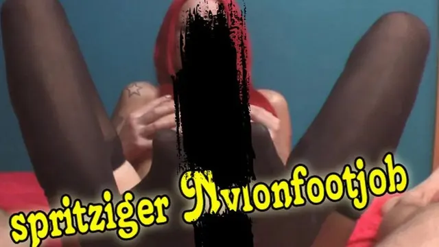 Spritziger Nylonfootjob