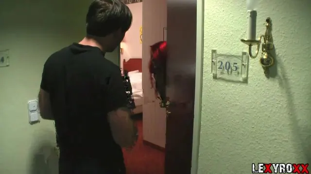 Fremdfick im falschen Zimmer endet in meinem Gesicht