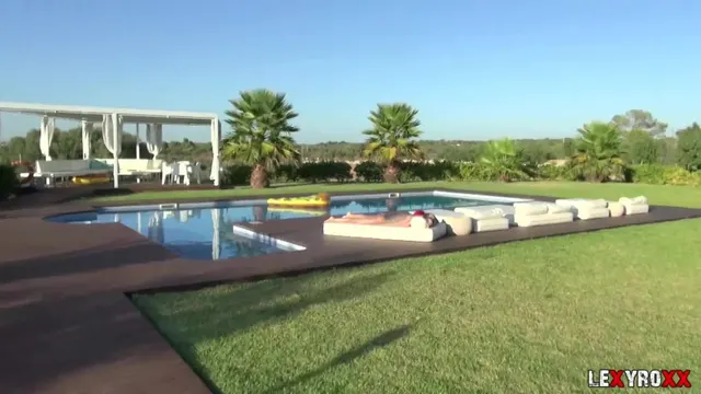 Poolboy besamt mein nasses Fötzchen