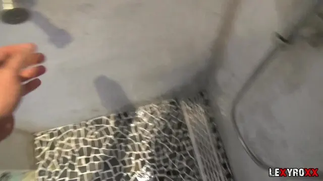 Big Cock in der Dusche ins Maul gespritzt
